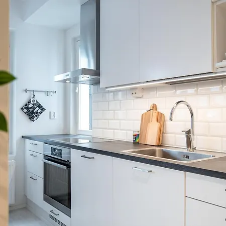 Apartment Spacious And Cozy, Well Equipped, 2 Bedroom In Great Location *