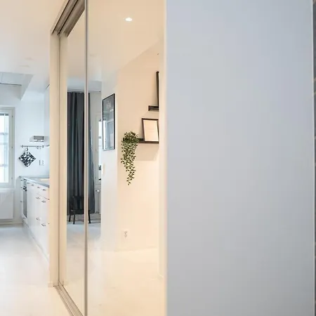 Spacious And Cozy, Well Equipped, 2 Bedroom In Great Location Apartment *