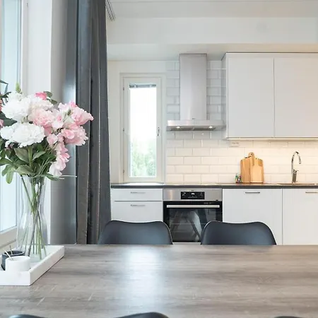 Spacious And Cozy, Well Equipped, 2 Bedroom In Great Location *