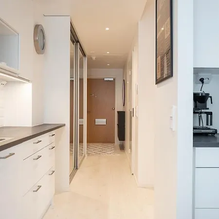 Spacious And Cozy, Well Equipped, 2 Bedroom In Great Location