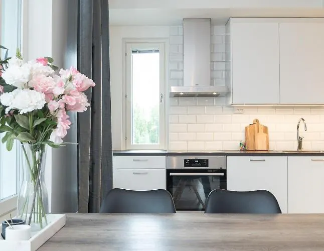 Spacious And Cozy, Well Equipped, 2 Bedroom In Great Location *