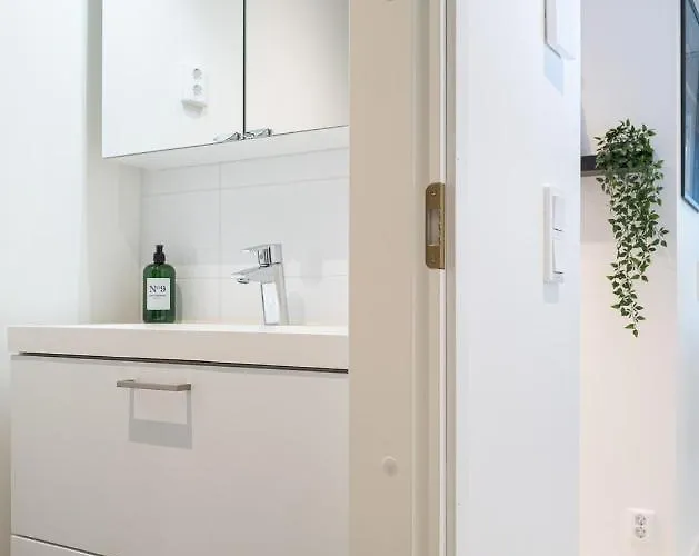 Lägenhet Spacious And Cozy, Well Equipped, 2 Bedroom In Great Location